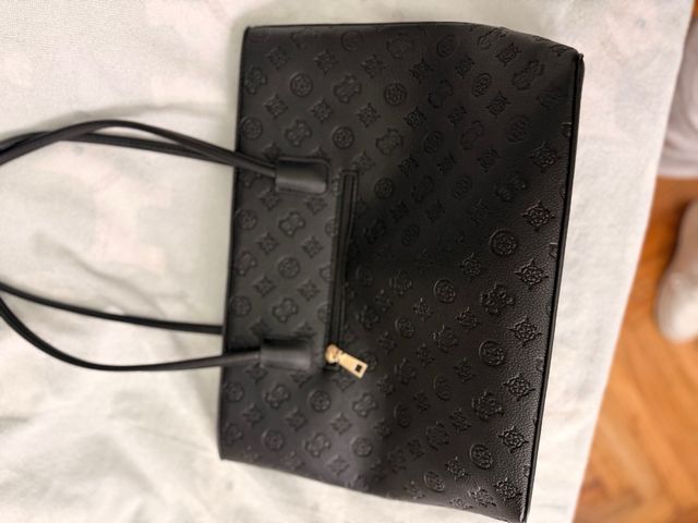 Bolso negro con logo grabado