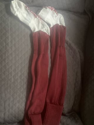 Calcetines deportivos altos blancos y rojos