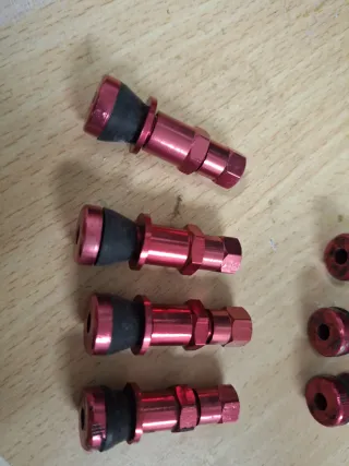 Válvulas de metal para ruedas (rojas)