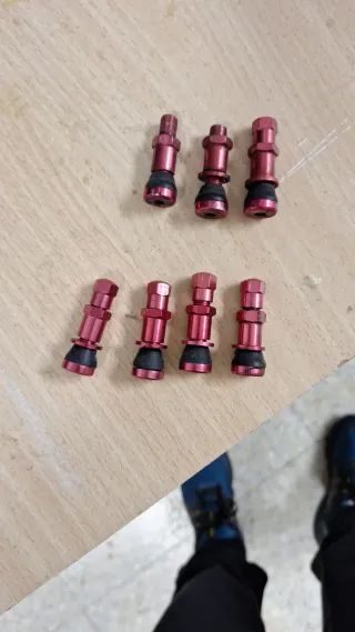 Válvulas de metal para ruedas (rojas)
