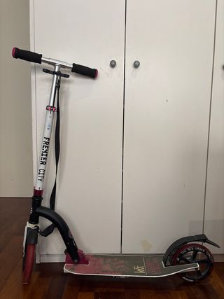 Monopatín Premier City blanco, negro y rosa