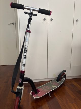 Monopatín Premier City blanco, negro y rosa