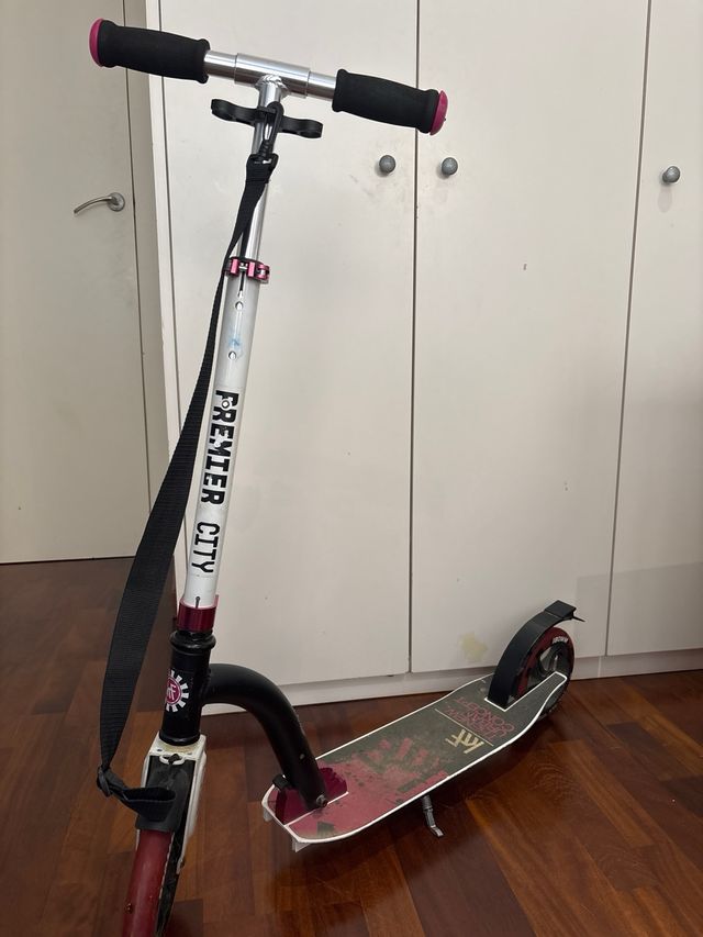 Monopatín Premier City blanco, negro y rosa