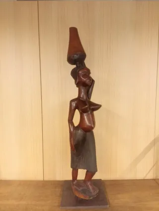 Figura de mujer con càntaro fricana tallada a mano