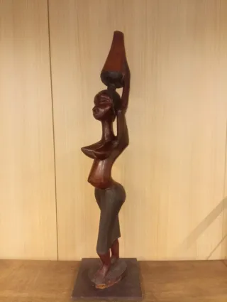 Figura de mujer con càntaro fricana tallada a mano