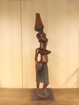 Figura de mujer con càntaro fricana tallada a mano