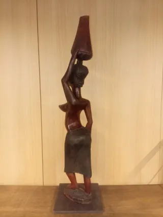 Figura de mujer con càntaro fricana tallada a mano