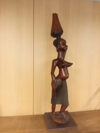 Figura de mujer con càntaro fricana tallada a mano