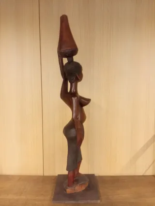 Figura de mujer con càntaro fricana tallada a mano