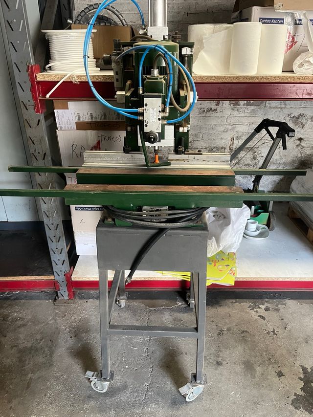 Máquina para colocar bisagras