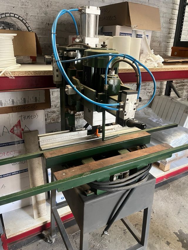 Máquina para colocar bisagras