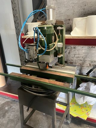 Máquina para colocar bisagras