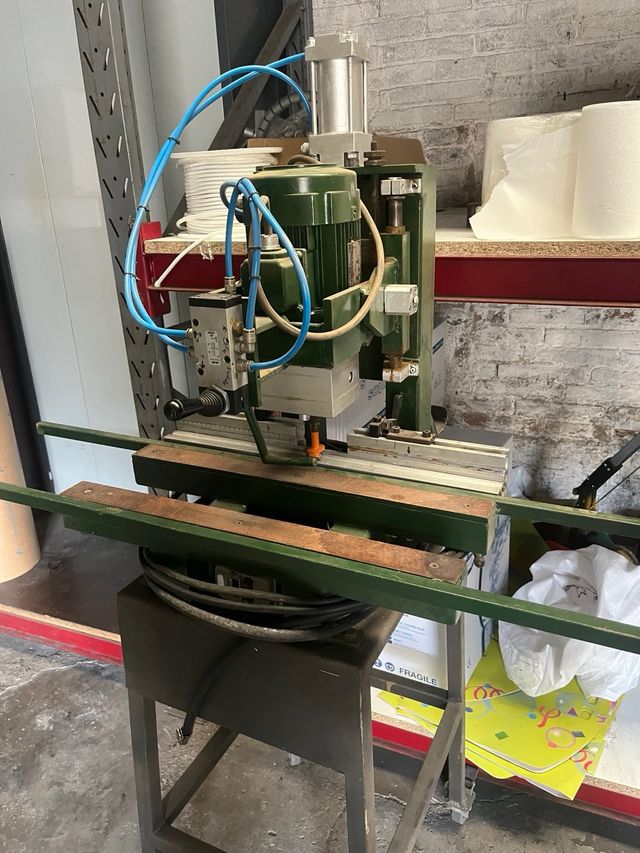 Máquina para colocar bisagras