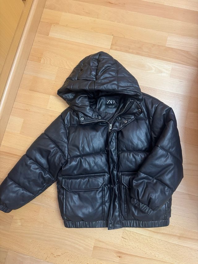 Bomber efecto piel Zara con capucha