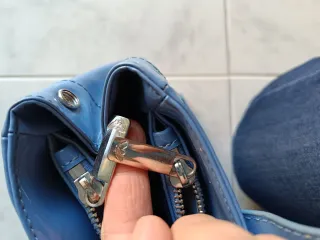 Borsa Armani Jeans blu vernice