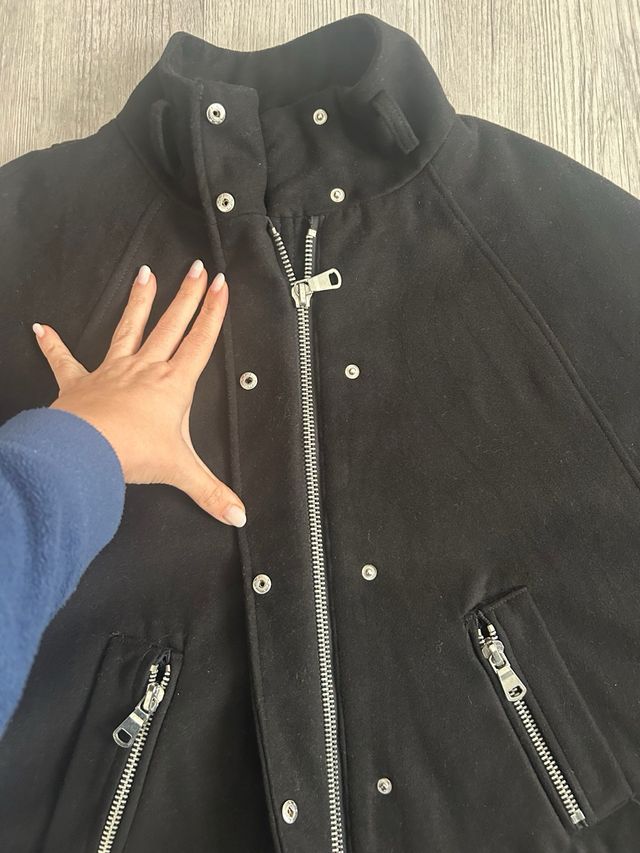 Capa de invierno mujer negra