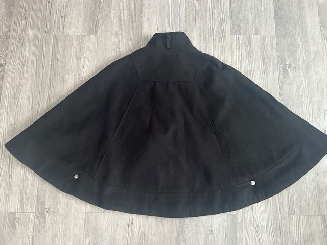 Capa de invierno mujer negra