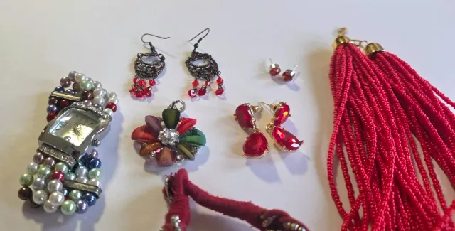 Lote bisutería: pendientes, pulseras y collar