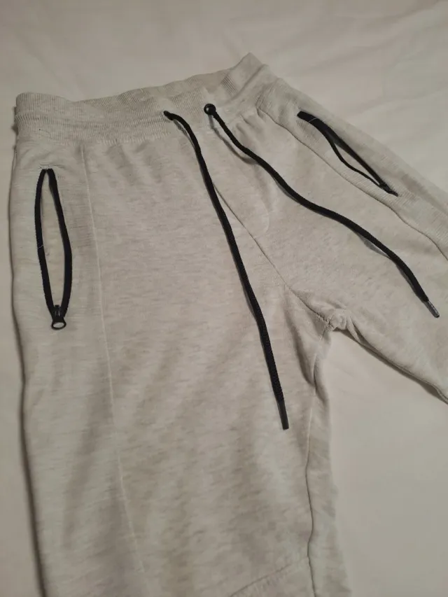 Pantalón de chándal gris y blanco