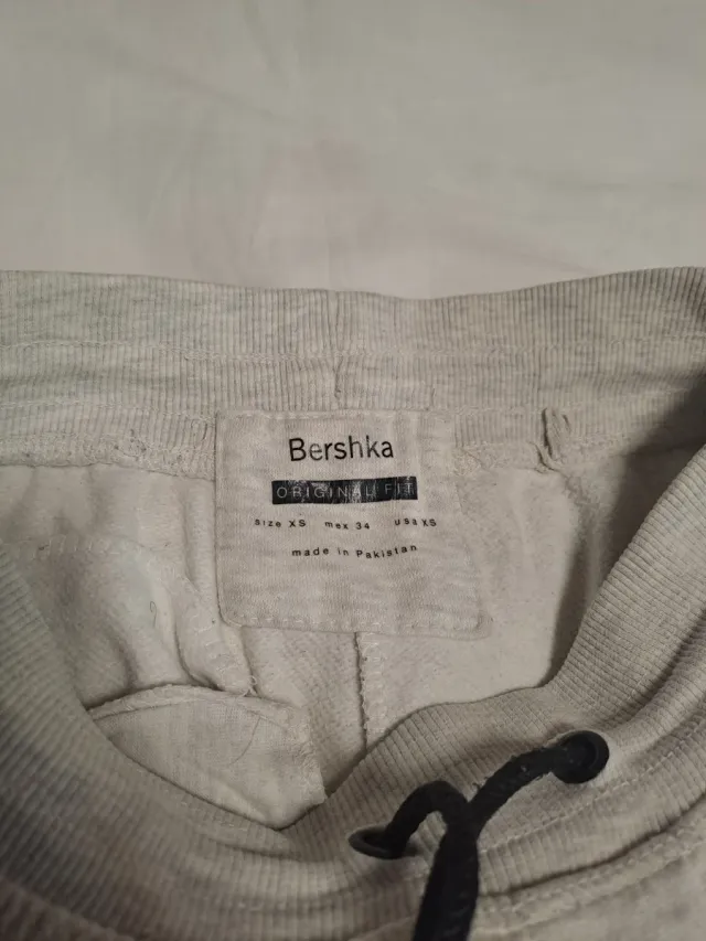 Pantalón de chándal gris y blanco