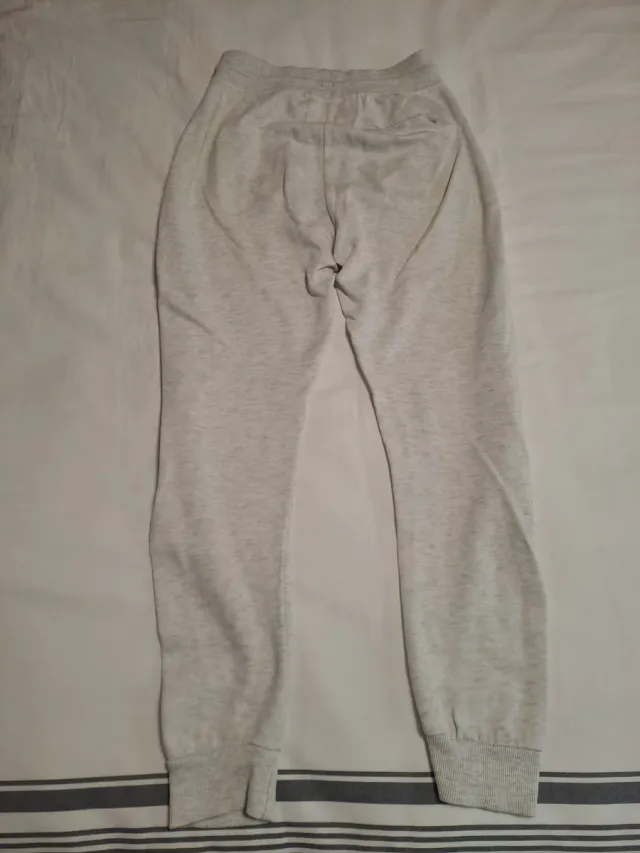 Pantalón de chándal gris y blanco