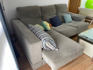 Sofá de 3 plazas con chaiselongue.