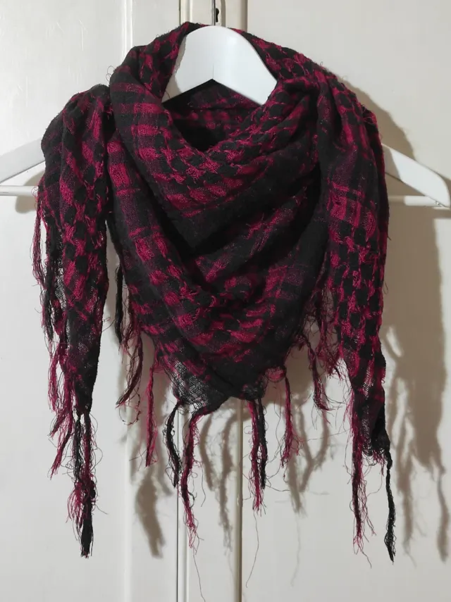 Pañuelo rojo y negro estilo palestino