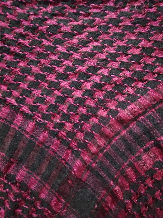 Pañuelo rojo y negro estilo palestino