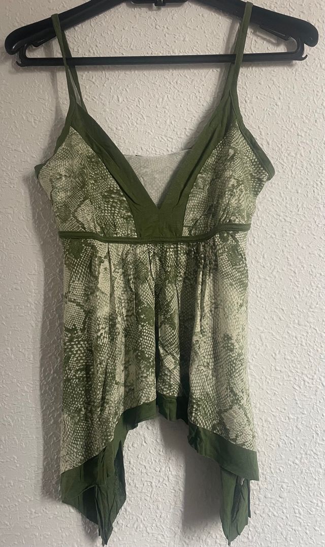 Top verde de tirantes con estampado