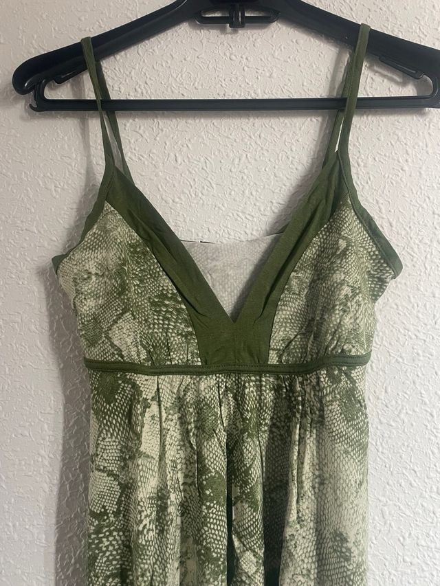 Top verde de tirantes con estampado