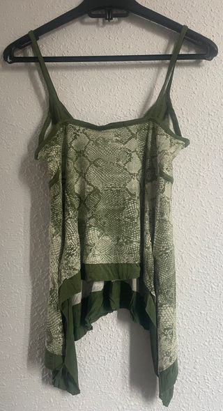 Top verde de tirantes con estampado