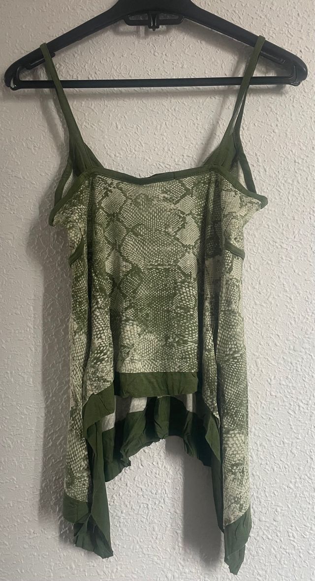 Top verde de tirantes con estampado