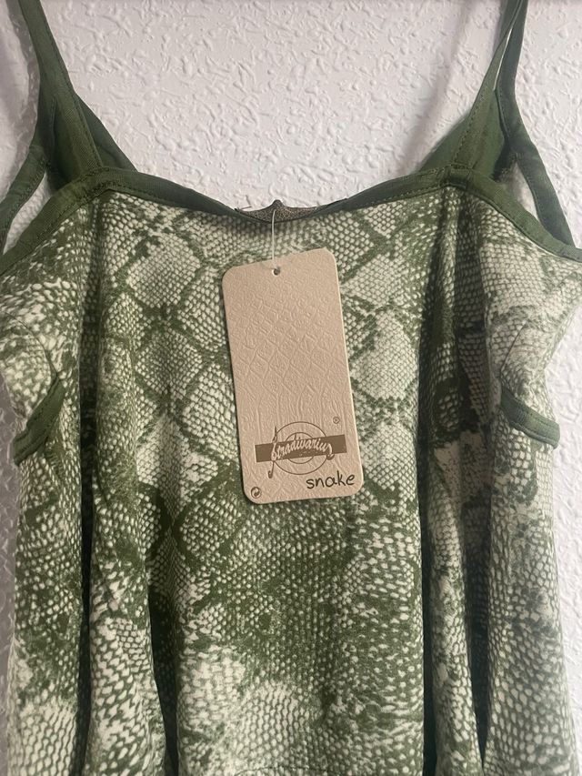 Top verde de tirantes con estampado