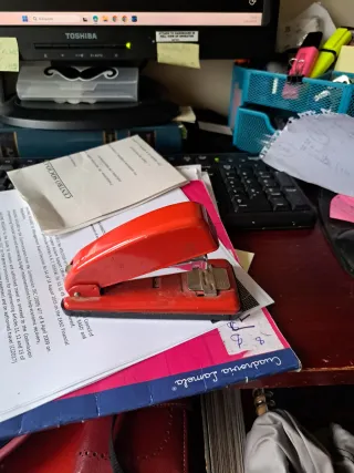 Grapadora de mesa roja