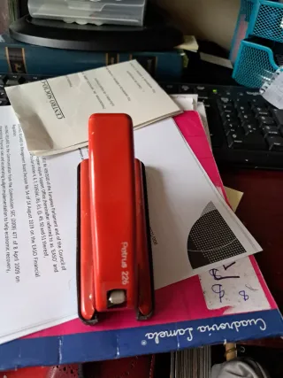 Grapadora de mesa roja