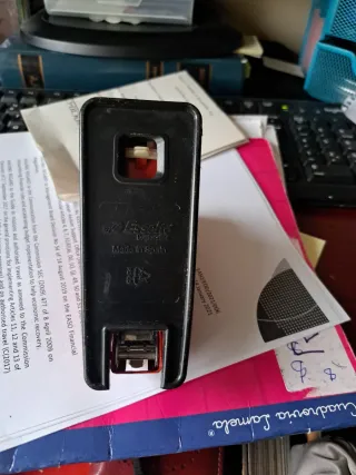 Grapadora de mesa roja