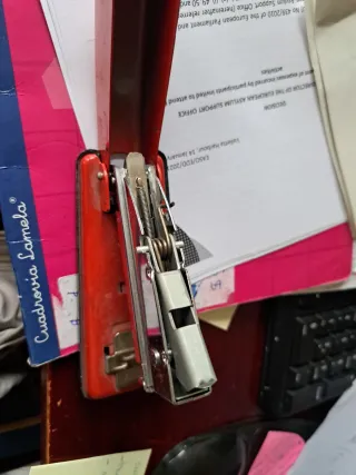 Grapadora de mesa roja