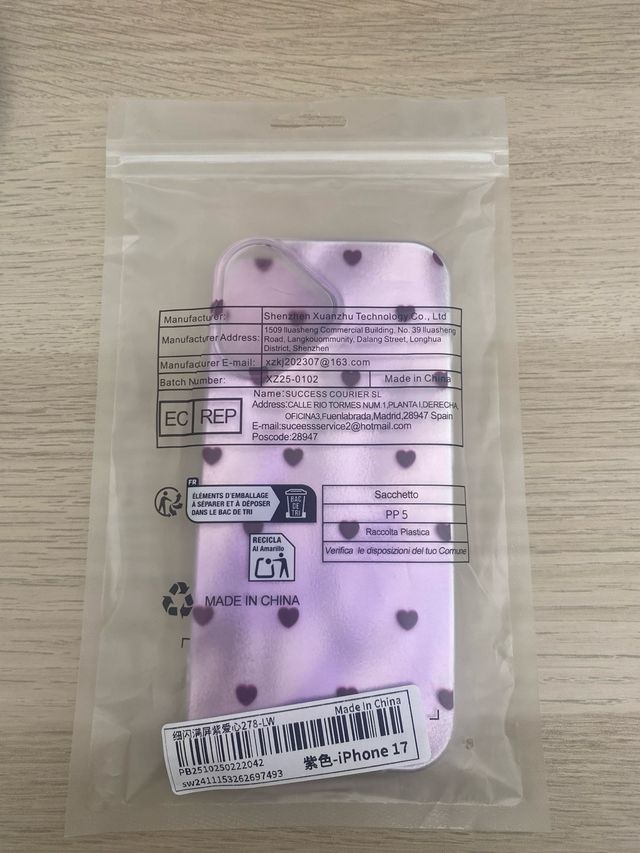 Funda iPhone 17 Morada Corazonesf
