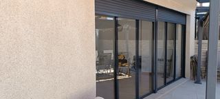 Puertas correderas aluminio y fijo.