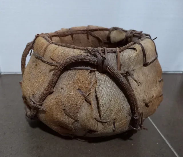 Cesto artesanal de fibra natural