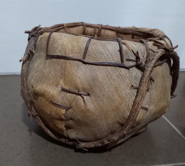 Cesto artesanal de fibra natural