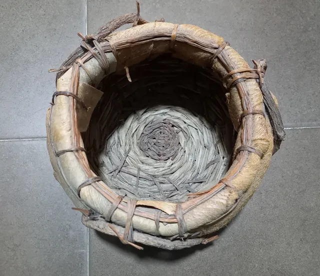 Cesto artesanal de fibra natural