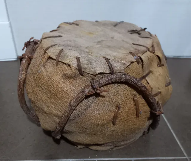 Cesto artesanal de fibra natural