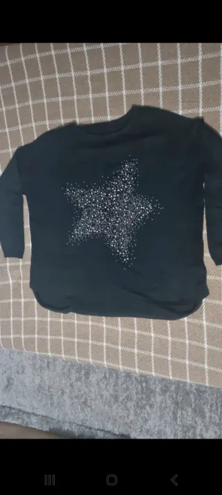 Jersey negro con estrella de tachuelas