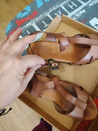 Sandalias de tiras de cuero mujer