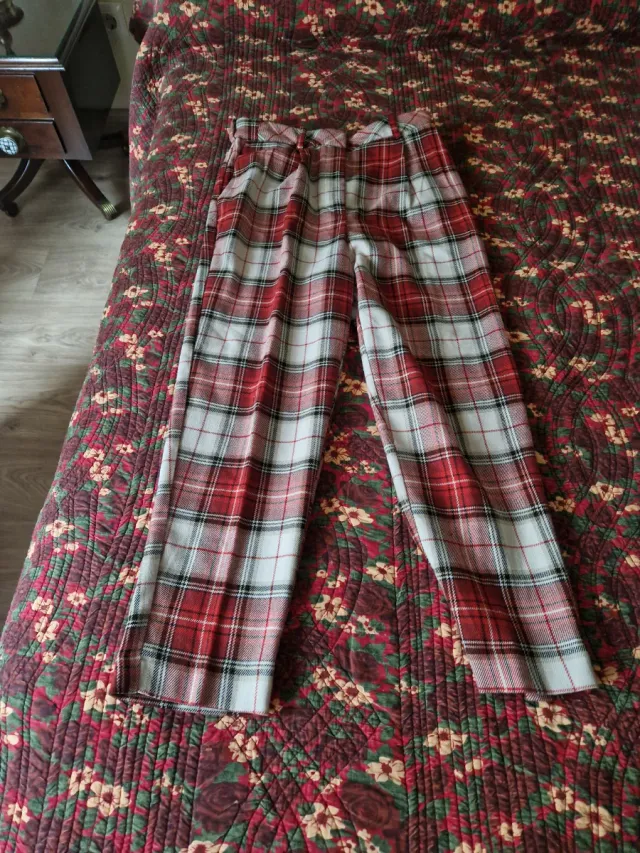 Pantalón cuadros escoceses rojo y blanco
