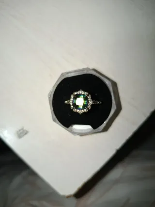 Anillo con piedra verde y detalles plateados