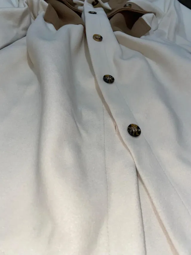 Chaqueta blanca y marrón