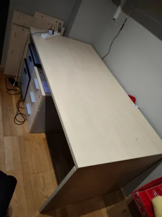 Mesa de oficina madera y plástico