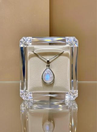 Collar con colgante de piedra lunar lágrima